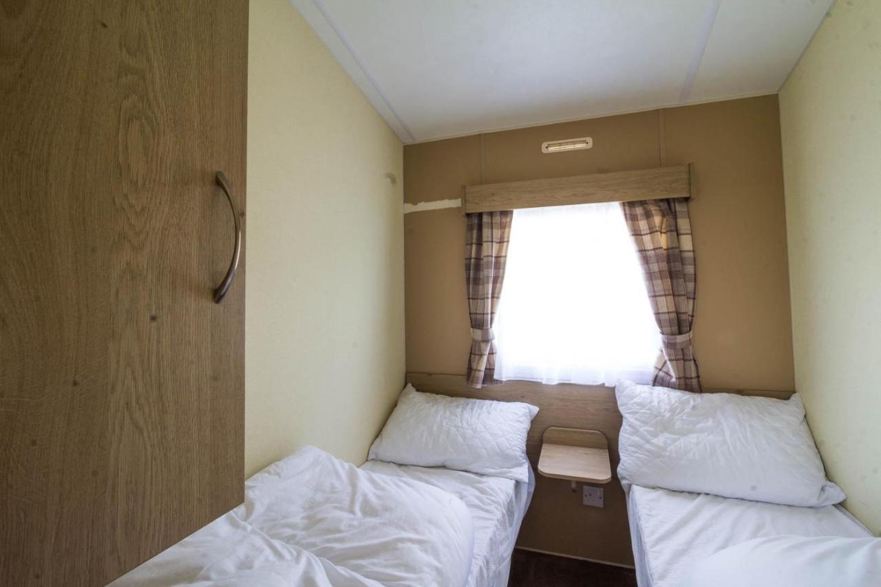 Superb 8 Berth Caravan Near Walton-On-The-Naze In Essex Ref 17175 Exterior photo