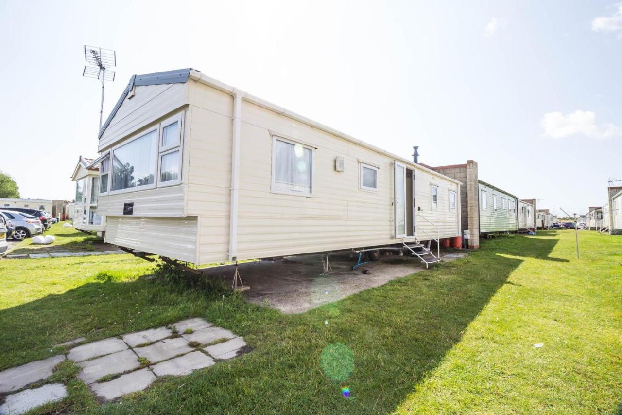 Superb 8 Berth Caravan Near Walton-On-The-Naze In Essex Ref 17175 Exterior photo