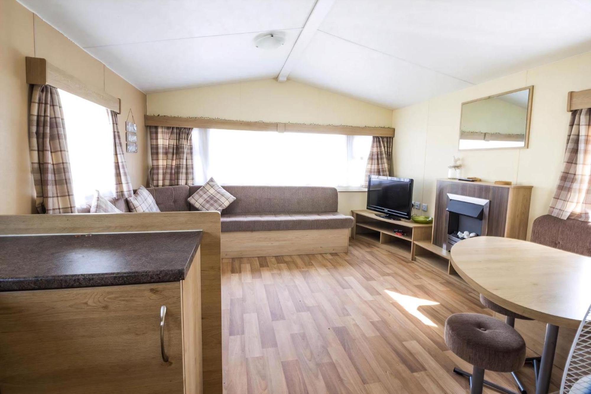 Superb 8 Berth Caravan Near Walton-On-The-Naze In Essex Ref 17175 Exterior photo