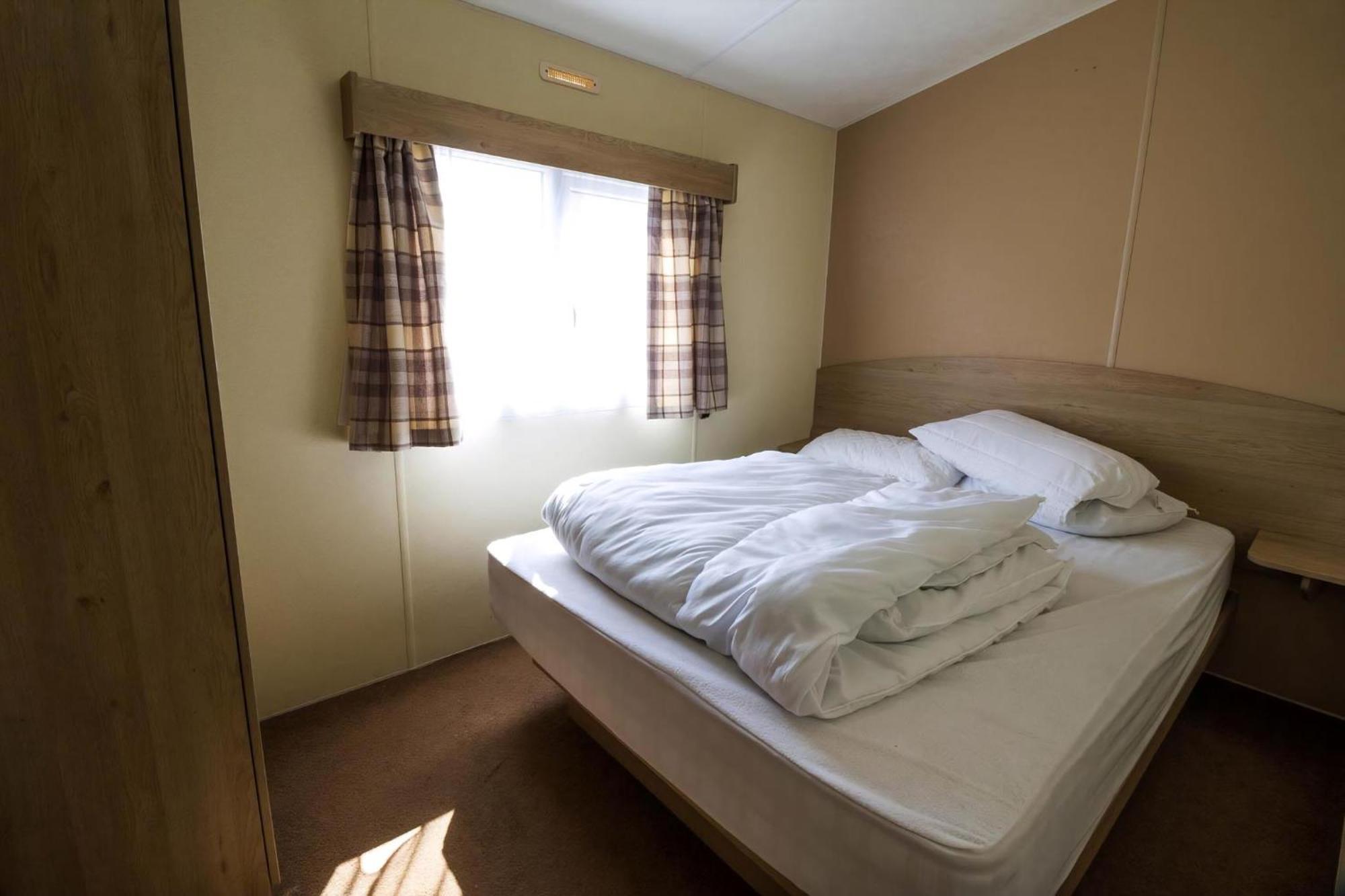 Superb 8 Berth Caravan Near Walton-On-The-Naze In Essex Ref 17175 Exterior photo