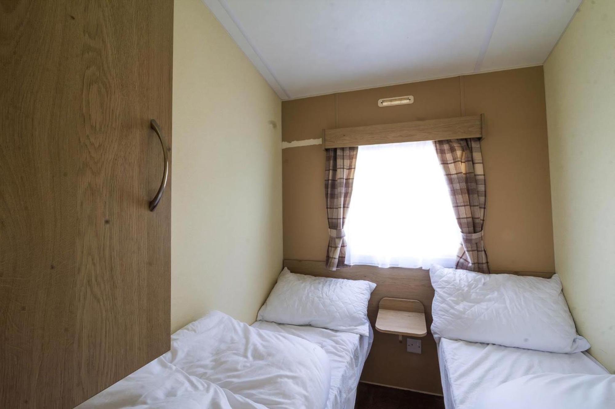 Superb 8 Berth Caravan Near Walton-On-The-Naze In Essex Ref 17175 Exterior photo